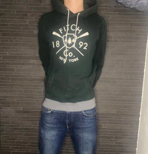 Grön Abercrombie & fitch hoodie - Snygg grön Abercrombie & fitch hoodie i mycket fint skick! Hör av dig vid frågor eller prisförslag!🤝