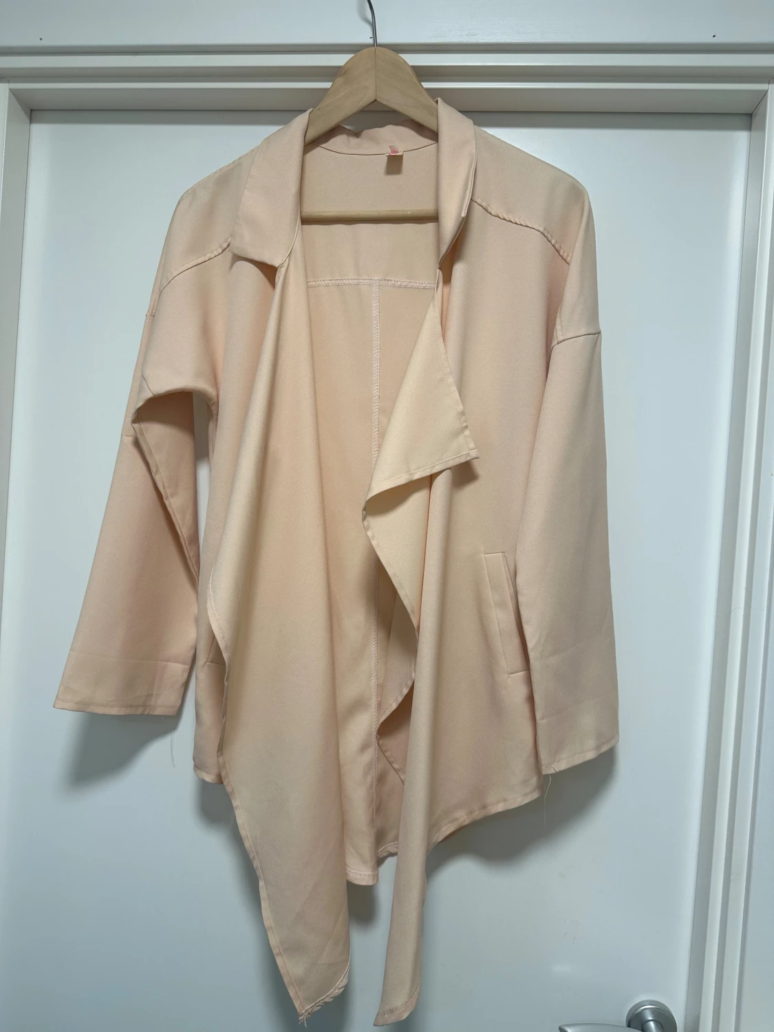 Beige kofta / jacka med uppvikbara ärmar - 2