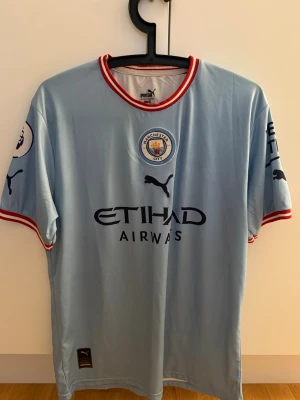 De Bruyne Man City tröja - Kdb man city tröja i mycket fint skick. Hör gärna av er vid frågor & funderingar, mvh