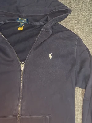 Ralph louren - En fin ralphlouren hoodie har inte använt mycket alls jätte bra skick.  Skriv för fler frågor eller bilder pris kan diskuteras 