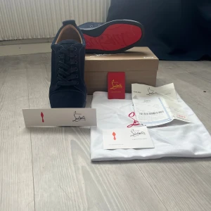 🔥 Christian Louboutin Sneakers – Storlek 43 - Stilrena och lyxiga sneakers i marinblå mocka den ikoniska röda sulan och broderad logotyp på hälen. Skorna är i mycket fint skick och levereras med originalkartong. Perfekta för dig som vill sticka ut med klass och komfort! 👟✨tveka inte och diskutera pris 🤩 📦 Skickas ut idag!  🧵 Material: mocka  🎨 Färg: marinblå 📏 Storlek: EU 43 💥 Röd sula – signatur från Louboutin ⚡️ Broderad logga bak 📦 Originalkartong medföljer 🚚 Snabb leverans – skickas samma dag!   #ChristianLouboutin 👠 #LouboutinSneakers 🔴
