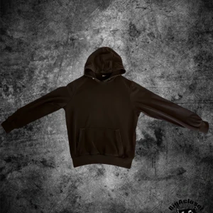 Hugo boss hoodie  - Snygg o skön klassisk svart Hugo boss hoodie, den är i storlek L men passar som M, den har inga märkbara defekter utom endast en liten slitning vid halsen men absolut inget man tänker på, hör av er vid intresse eller funderingar! 