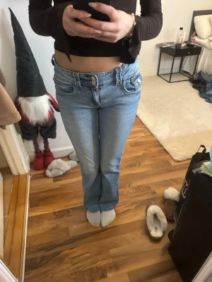 Ljusblå bootcut jeans  - Snygga ljusblå jeans från gina. stl 164. Aldrig använda. nyskick!!.