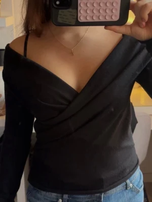 Off shoulder - Svart urringad off shoulder tröja