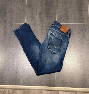 Replay Anbass jeans blå slim/tapered - Säljer dessa riktigt snygga Replay Anbass jeansen. Anbass modellen, storlek w34/L32 och har tapered passform. Passar dock w32/33 också för den är slim. Perfekt för dig som gillar stilrena och bekväma jeans med lite edge. 