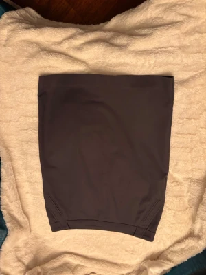 Mörkgrå pennkjol från Taranko - Snygg mörkgrå pennkjol från Taranko i klassisk modell. Kjolen har diskreta fickdetaljer fram och bak samt dragkedja bak. Perfekt för en stilren look och passar till många olika outfits.