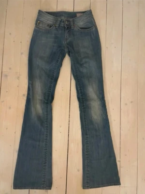 Skit snygga jeans  - Skit snygga jeans! Bilderna är lånade! Säljer då det tyvärr var för små😔 Super fin tvätt och jätte snygga fickor. Byxorna är lågmidjade och bootcut.🤍🤍 Mått Innerberlängd - ca 85 cm Grenmått - 18 cm Midjemått tvärs över - ca 34 cm   Skriv för fler bilder❣️❣️