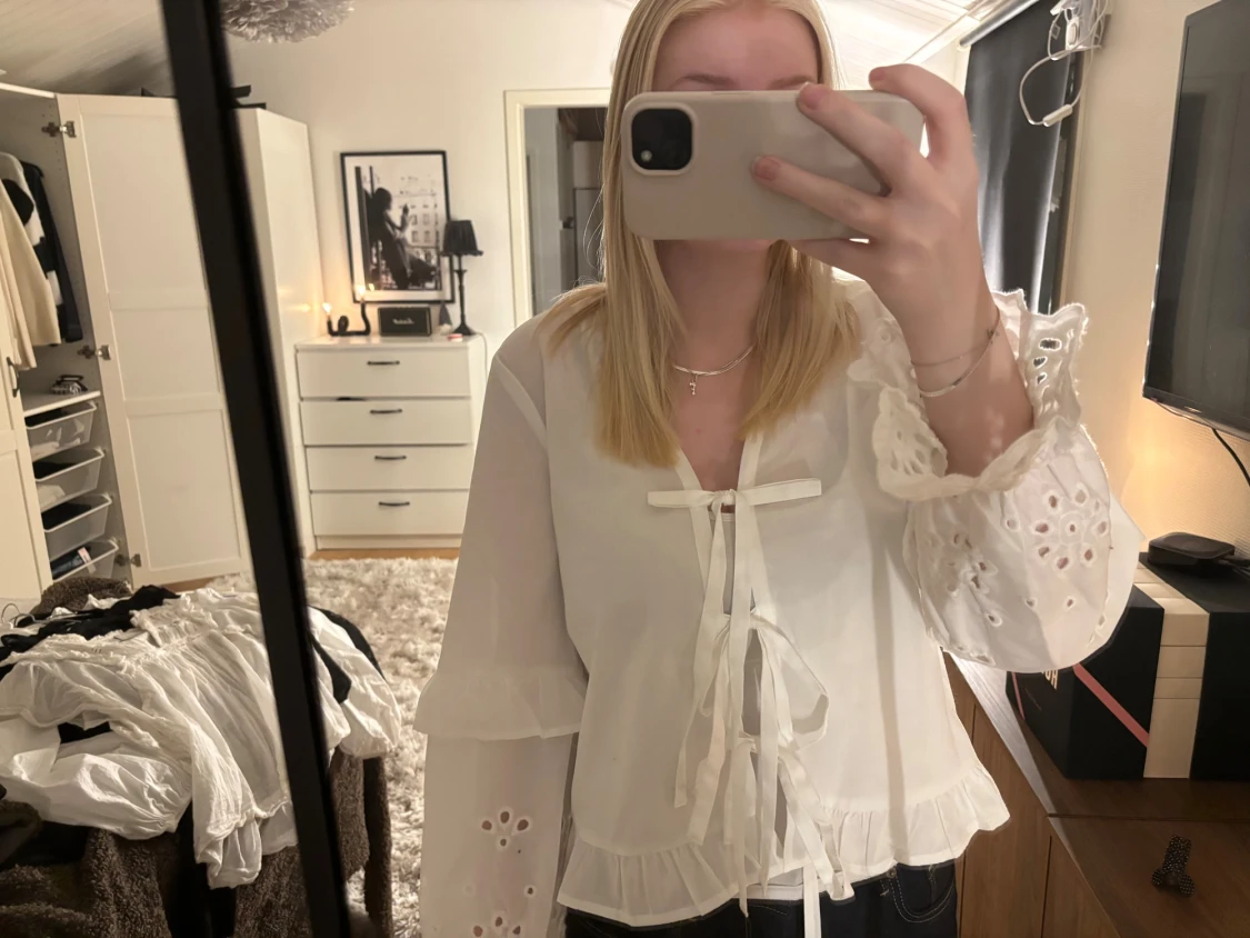 Blus med knytning från Vero Moda