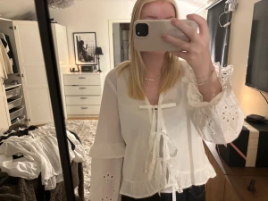 Blus med knytning från Vero Moda - Superfin blus med mycket detaljer på ärmarna och knytning framtill! Använd fåtal gånger