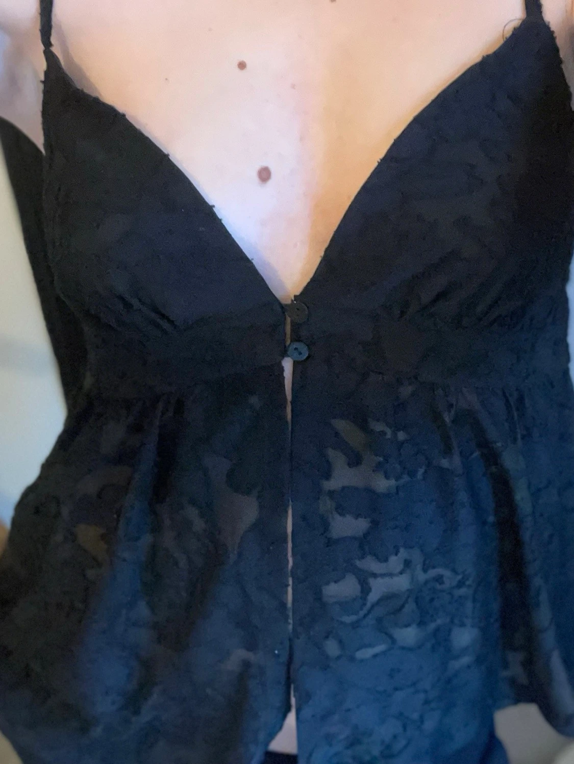 Svart spetsig linnetopp med knappar - 1