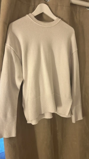 Stickad tröja Zara - Fin stickad tröja med slits längst ner på båda sidorna, säljer då den inte används!💕