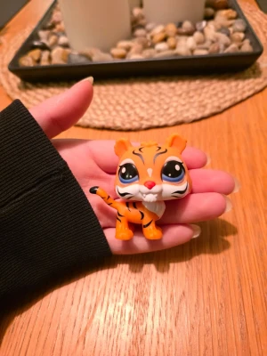 Littlest pet shop - Littlest pet shop tiger Finns fler i min profil för samfrakt. Följ gärna mitt konto då jag kommer lägga upp fler figurer😊