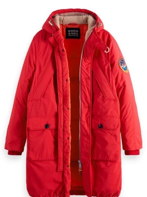 Helt oanvänd Röd parkas jacka vinter från Scotch & Soda - HELT OANVÄND snygg och varm röd parkas jacka från Scotch & Soda med orange quiltat foder och mysig teddykrage. PRISLAPP sitter kvar. Originalpris 3999kr. Jackan har stora fickor med knappar, dragkedja och tryckknappar framtill samt en cool patch på ärmen. Perfekt för kalla dagar och ger en färgklick till din outfit.