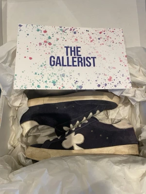 The gallerist Geneva (og) - Snygga the gallerist skor som är använda i ett par månader och har använts sparsamt men denhär modellen har det vanligt att hälen på skon slits ganska snabbt och nästan alla skor från Geneva modellen har haft problem med det men det läcker inte in genom hålet och man märker det inte.      Skick: 7/10