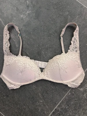 Gioia Intimissimi BH 75c - Superfint skick, deras populäraste modell (gioia, pretty flowers), fri frakt