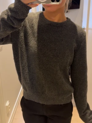 Mörkgrå stickad tröja från H&M - Mysig mörkgrå stickad tröja från H&M. Använd 1 gång, pris kan diskuteras