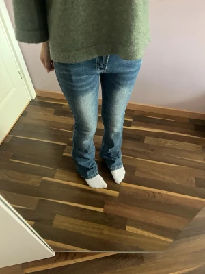 Blå bootcut jeans  - Snygga blå bootcut jeans. Jeansen har en medelhög midja och är tillverkade i denim med stretch för extra komfort. Perfekta för en avslappnad och trendig look.