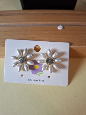 Blomformade örhängen med pärldetaljer - Fler fina accessoarer finns på min profil 💍  More exquisite accessories on my profile listings.