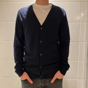 Mörkblå cardigan  - Mörkblå cardigan, 100% merinoull | strl: S | skick: 10/10 | nypris: 1200