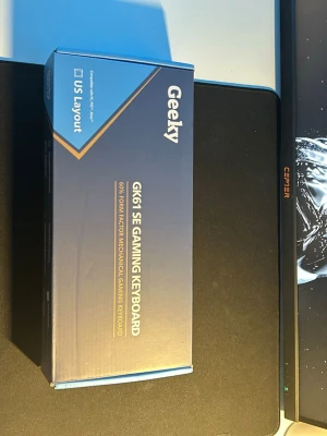 Geeky GK61 SE Gamingtangentbord - Geeky GK61 SE gamingtangentbord med US layout. 60% formfaktor, mekaniskt tangentbord perfekt för gaming. Levereras i originalförpackning med manual och tillbehör. Färgen på kartongen är blå och tangentbordet är svart.