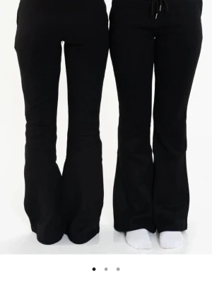 Vida lågmidjade mjukisbyxor  - Säljer ett par svarta lågmidjade  mjukisbyxor med utsvängda ben i jätte mjukt material. Säljer då de va försmå så de är ej använda. Andra bilden är bara för att visa hur de sitter🥰 Kostar 479 på hemsidan 