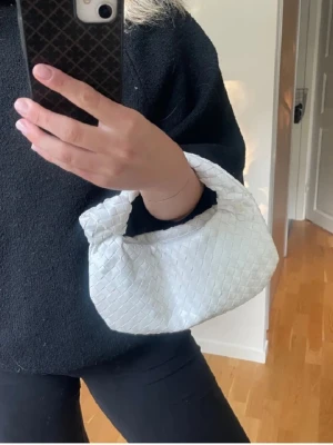 Bottega liknande väska - Använd bara en gång. Mjuk och snygg. I 100% läder