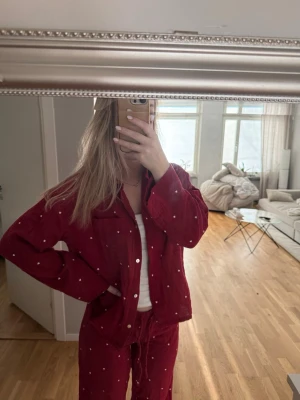 Pyjamas - Pyjamas med hjärtan, helt ny med lappar 🌸Perfekt inför alla hjärtans dag, långa byxor & långärmad skjorta. 