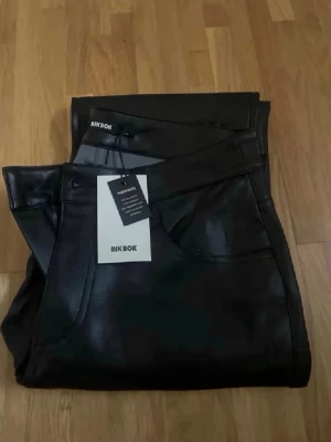 Skinnbyxor low waist  - Säljer ett par svarta byxor från BikBok, modell Low Straight. Byxorna har låg midja. Helt nya och aldrig använda💕💕nypris- 599kr  passar S också!! 