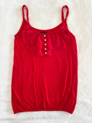 Vero Moda röd topp - Rött linne med volanger och vita knappar, inga defekter 