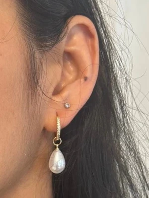 Silvriga S925 örhängen med droppformade pärlor - Priset avser ett par örhängen och det finns även i guldpläterad variant  Material: Sterling silver med zirkoniakristaler och ABS på pärlimitationen  Längd: ca 30 mm Nickelfria och handgjorda.