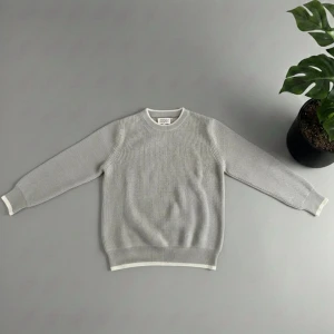 Grå Maison Margiela stickad tröja (S) - 🧶 Maison Margiela stickad tröja, grå med vita detaljer 📏 Storlek S, passar dock som M ✨ Skick: Mycket bra, använd fåtal gånger 🎯 Avslappnad passform med modern silhuett 🤍 Grå stickning med diskreta vita detaljer för en clean och exklusiv look 🧵 Högkvalitativt material med premiumkänsla 🌟 Tidlös och minimalistisk design från Maison Margiela 🛍️ Lätt att styla till både vardag och mer uppklädda outfits 🎁 Perfekt för dig som gillar diskret lyx 📸 Se bilder för detaljer