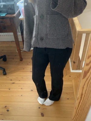 Svarta raka kostymbyxor - Säljer ett par svarta kostymbyxor med rak/bootcut passform och pressveck från Kappahl! De är jättefina och passar för en vardaglig look eller en lite mer festlig. Jag säljer dem eftersom att de börjar bli för små för mig och jag har inte använt dem mycket💓💓