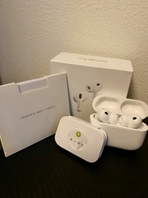 Apple AirPods Pro 3 trådlösa hörlurar 1:1  - AirPods Pro 3 från Apple med vit, stilren design och silikonproppar för extra komfort. Trådlösa in-ear hörlurar med brusreducering och laddningsetui. Perfekta för musik, samtal och träning. Levereras med originalförpackning och tillbehör.           För dig som vill sälja dyrt till kompisar eller sälja för 1500kr hår på plick eller liknande 