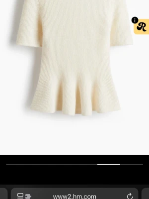 Hm - Supersnygg slutsåld krämvit topp från H&M, säljer då den inte kommer till användning 