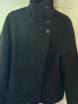 Svart arket jacka  - Svart arket jacka i strl 34, bra skick. Kan tänka mig byta mot en jacka i 38. Skriv vid intresse 