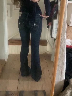 Mörkblå bootcut jeans True Religion - helt nya true religion jeans i storlek 27! Modell joey och bootcut. Katthår på men går att rollas och tvättas.