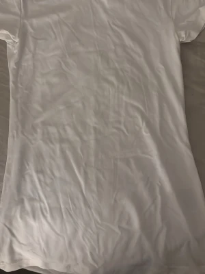 Klassisk vit t-shirt i bomull - Säljer denna vita T-shirten från hm. Aldrig använd då ja köpte fel storlek.