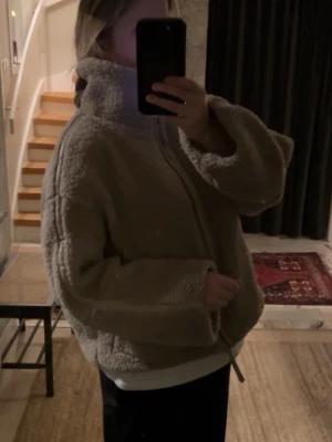 Beige teddyjacka - Knappt använd, köpt för 600kr🥰