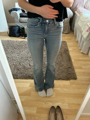 Ljusblå bootcut jeans från Ginatricot - Säljer ett par ljusblå jättesnygga bootcut jeans från Ginatricot! 😍