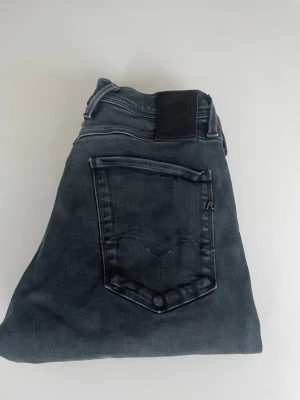  jeans från Replay - Säljer dessa snygga svarta replay jeansen! Väldigt snygga till en vanlig look och passar till det mesta. De har en snygg svart färg blandat med lite vitt som gör den super snygg! Finns nån liten skavank och de är bara att de är lite rött innanför byxan men de gör inget, eftersom man ej ser när de används!:) modell hyperflex motsvarar slim! Storlek 30/34.  Hör av dig vid fundering! 🤔  Fraktas samma dag som köp📦