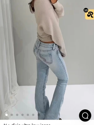 Ljusblå bootcut jeans från Gina Tricot - Säljer ett par ljusblå bootcut jeans från Gina med låg midja och klassiska fem fickor. Jeansen har snygga rosa detaljer och utsvängda ben, perfekta för en trendig och avslappnad stil. Använda 2 gånger totalt så de är i super bra skick. Pris går att diskutera 💕