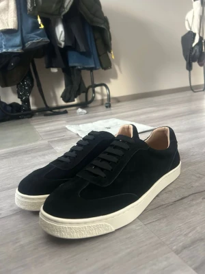 Brunello Cucinelli sneakers - Hej säljer Brunello Cucinelli sneakers i storlek 43. Skorna är svarta, mycket bra skick.