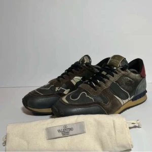 Valentino Rockrunner sneakers - Vltn rockrunners| skick: 8/10| storlek 42| dustbag ingår| kom med funderingar! Prutbart pris🤩