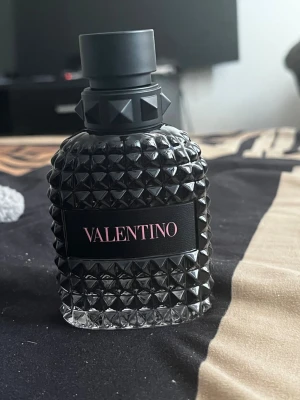 Valentino Born In Roma EDT - Säljer en Valentino born in roma edt, 50 ml flaska och den är full, knappt använt. skriv för mer information gärna:)