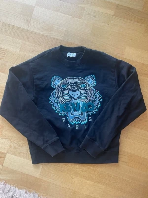 Svart Kenzo sweatshirt med tigertryck - Svart sweatshirt från Kenzo! Nypris 2399