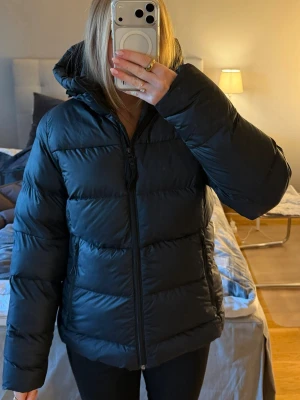 Helly Hansen svart vinterjacka - Säljer min svarta vinterjacka i storlek M, som är ifrån Helly Hansen. Jag köpte den förra året. Den är knappt använd, cirka 8 gånger. Super fint skick! Jag brukar ha S i jackor len upplever denna lite mindre. Men också beroende på hur tight eller löst man vill att den sitter. Otroligt skön och håller värmen så bra, jag har aldrig fryst med denna. Klassisk och snygg i många år. Nypriset är 3000. Hör gärna av dig vid frågor❤️