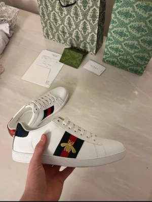 Gucci ace skor  - OBS köp på annat Plick konto eller på Vinted😊🙌. Äkta med allt Og! Storlek 41 och 10-10 skick! Säljer för 2299kr! Kan gå ner i pris vid snabbafär! Skriv vid intresse 😊🙌