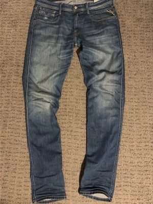 Replay jeans - Säljer snygga blåa replay. Mått: längd- 110cm benöppning-17 midja-44cm. Skriv vid funderingar eller fler bilder.