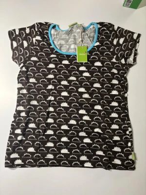 Svart t-shirt med igelkottsmönster - Cool svart t-shirt från rabdido med vitt igelkottsmönster över hela tröjan och ljusblå kant runt halsen. Skön passform och perfekt för dig som gillar unika prints. Tillverkad i mjuk bomull som känns bekväm hela dagen.