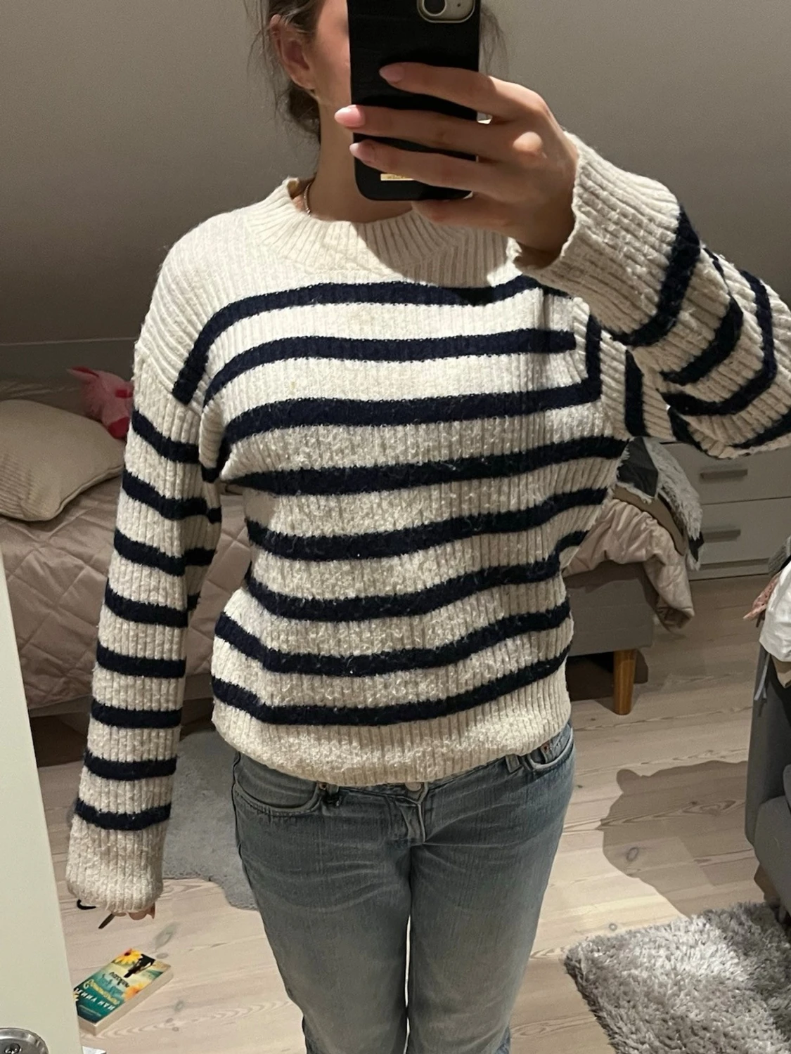 Vit och marinblå randig stickad tröja